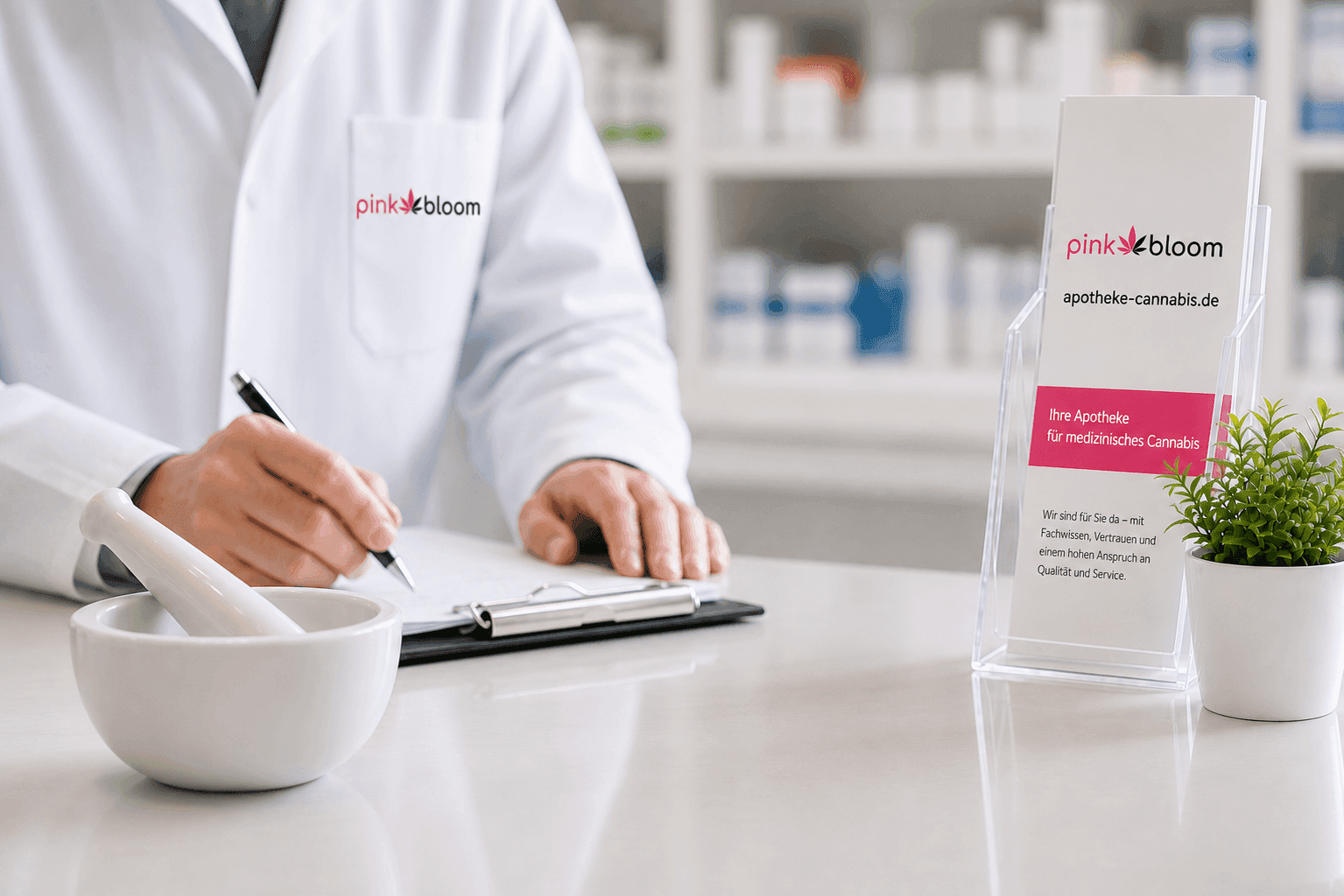 Apotheker schreibt etwas auf einen Block